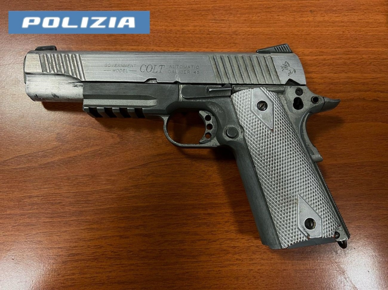 Scopri di più sull'articolo Bolzano. Arrestato 16enne armato di pistola per resistenza, oltraggio e minaccia a Pubblico Ufficiale