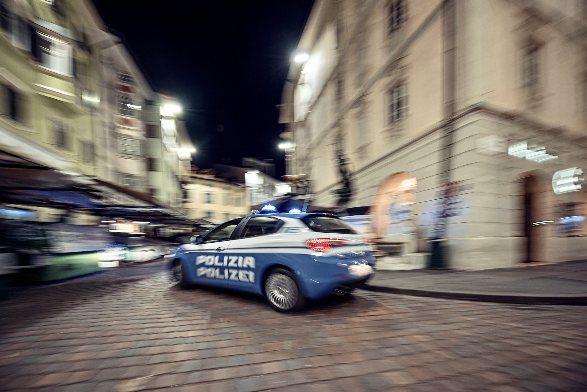 Scopri di più sull'articolo Bolzano. Si rifiuta di fornire le proprie generalità e aggredisce i poliziotti, espulso