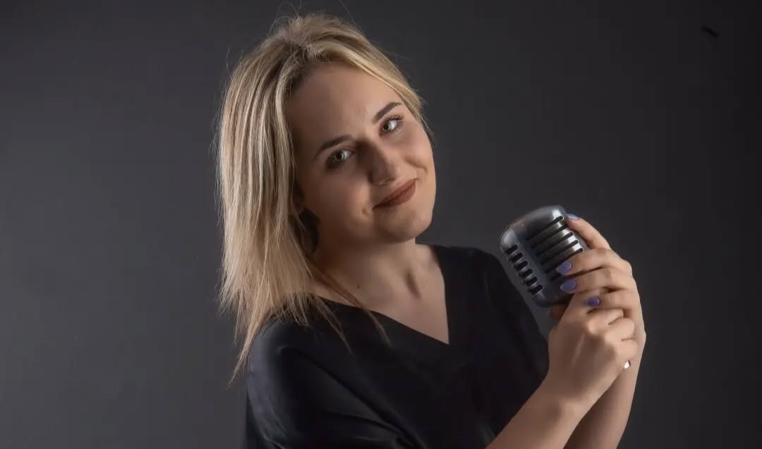 Mehr über den Artikel erfahren La bolzanina Laura Mendola fa musica per trasmettere messaggi significativi e far riflettere  