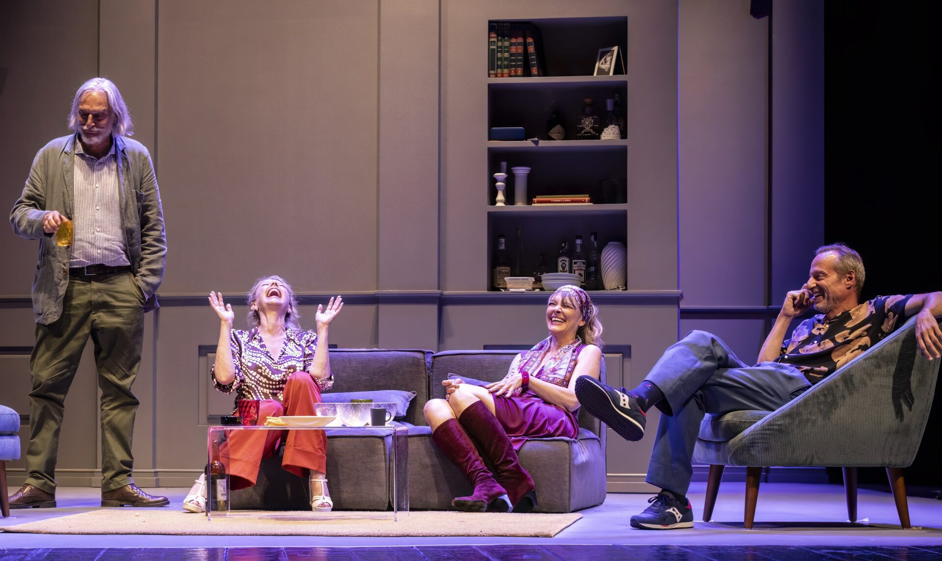 Scopri di più sull'articolo STAGIONI DELLO STABILE, AMANDA SANDRELLI E GIGIO ALBERTI PROTAGONISTI DI “VICINI DI CASA”