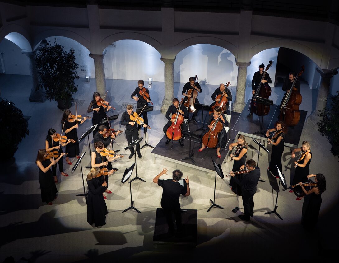 Scopri di più sull'articolo Zeit: String. Art trifft „Verrückte Zellen“