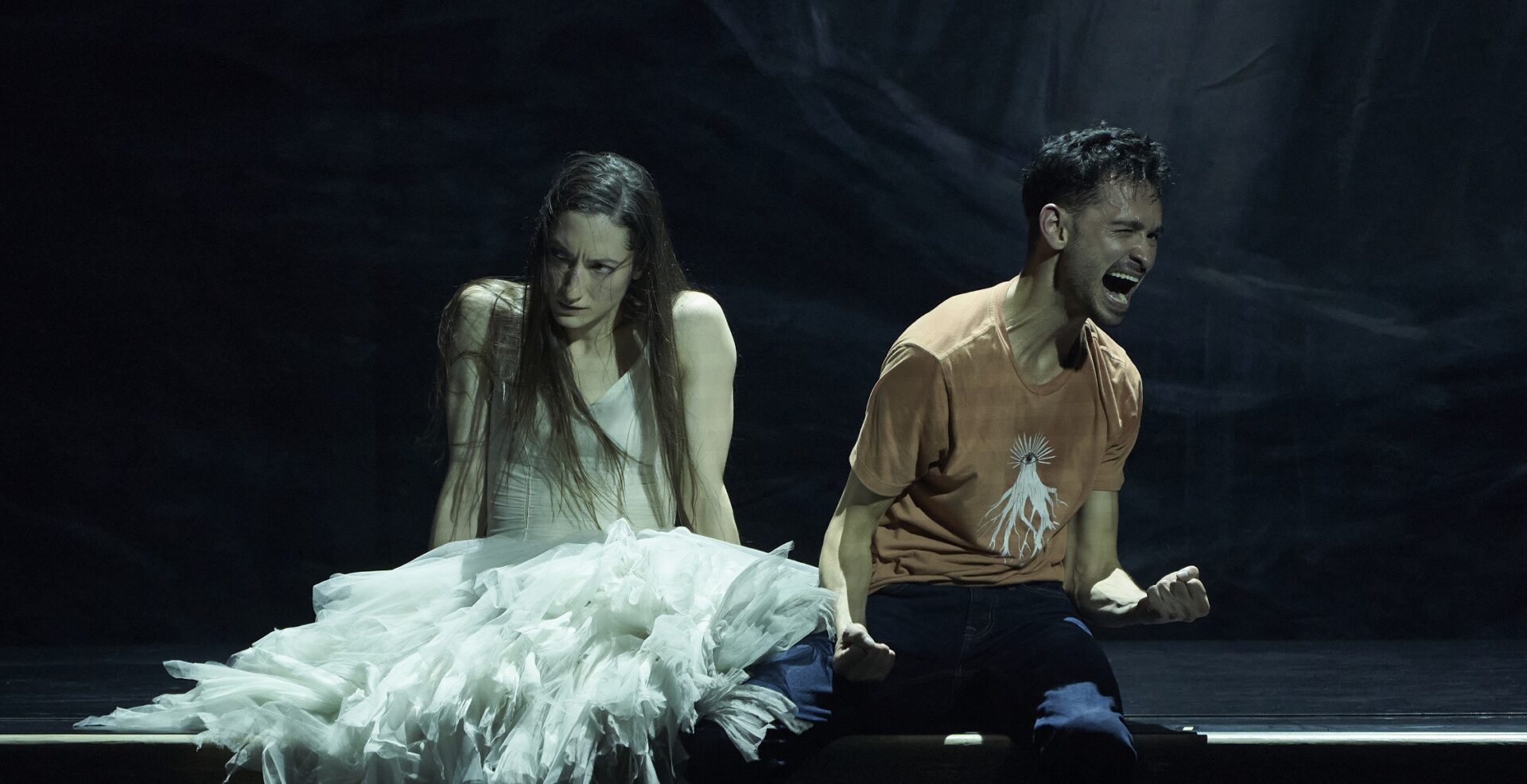 Mehr über den Artikel erfahren Trento. Approda in regione, in prima nazionale, “Assembly Hall”, il nuovo lavoro della compagnia canadese di teatro-danza Kidd Pivot