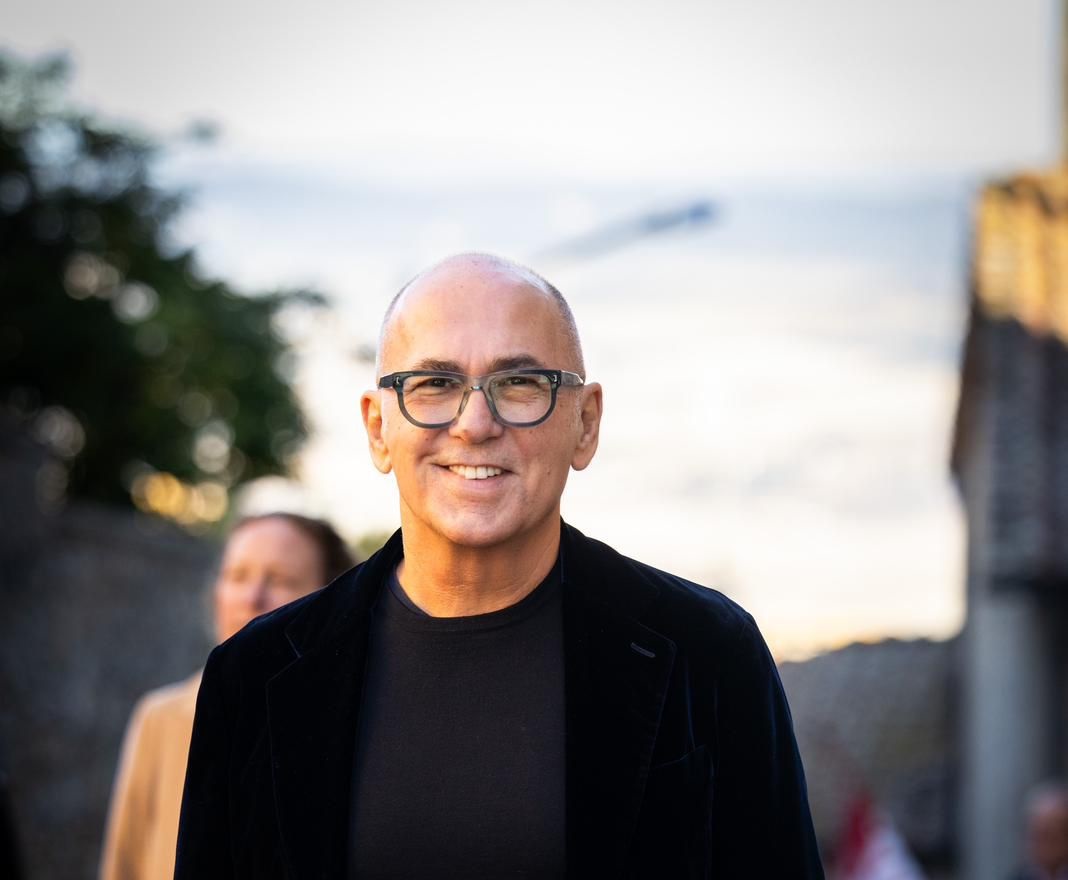 Scopri di più sull'articolo Trento. Ferzan Ozpetek torna a teatro con il nuovo adattamento scenico di uno dei suoi successi cinematografici: “Magnifica presenza”