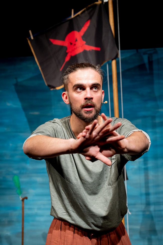 Scopri di più sull'articolo “Prossima fermata: teatro per bambini e famiglie” “Jim e il Pirata” a San Giacomo di Laives.
