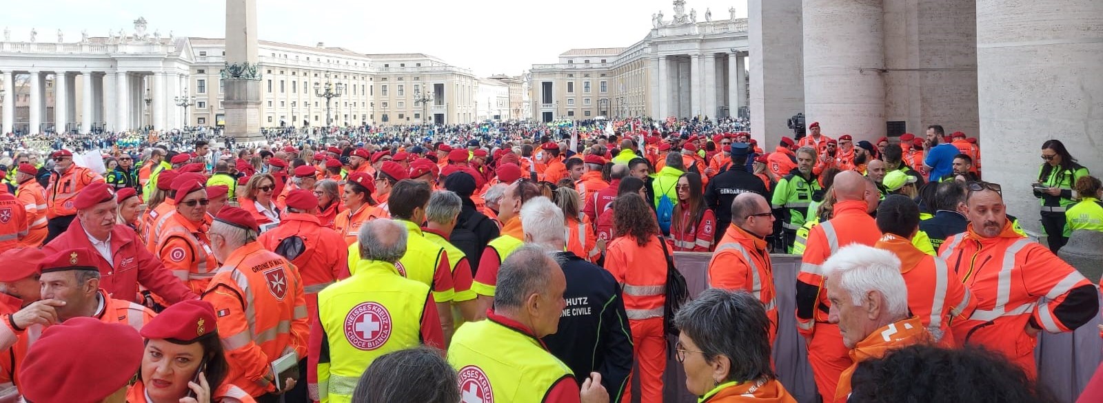 Mehr über den Artikel erfahren „Un’esperienza comunitaria indimenticabile”, anche i volontari della Croce Bianca  in Piazza San Pietro