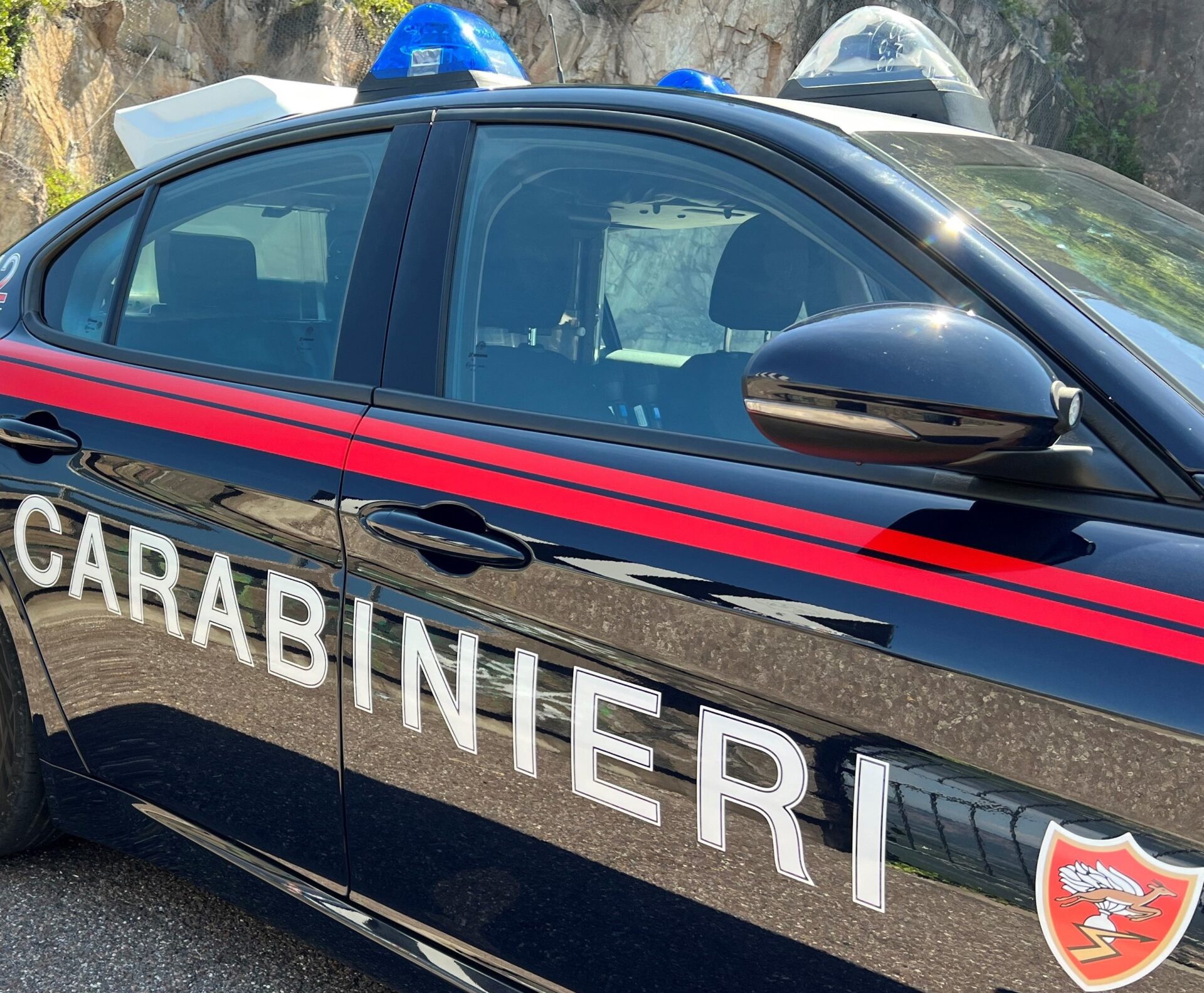 Scopri di più sull'articolo Bolzano. Tenta di asportare un paio di scarpe, aggredisce il personale del negozio e scappa. Arrestato