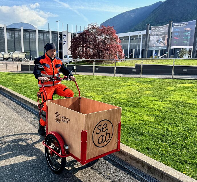 Mehr über den Artikel erfahren SEAB novità, operatore dotato di bicicletta cargo elettrica ottimizza il servizio