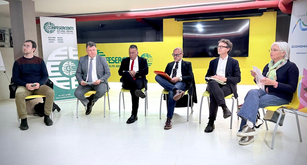 Scopri di più sull'articolo Il futuro di piazza Vittoria e l’ipotesi mercato coperto, i candidati da Confesercenti 