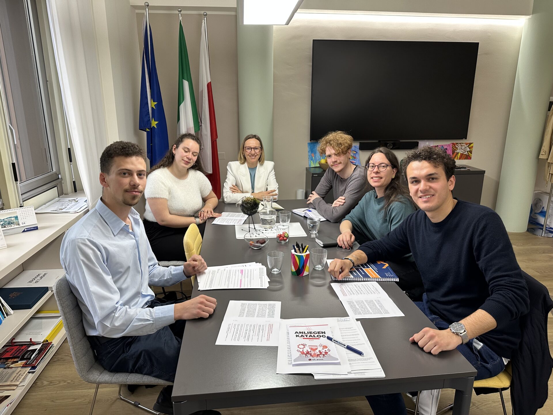 Scopri di più sull'articolo L’Associazione Universitaria Sudtirolese consegna alla assessora provinciale Amhof un catalogo di richieste