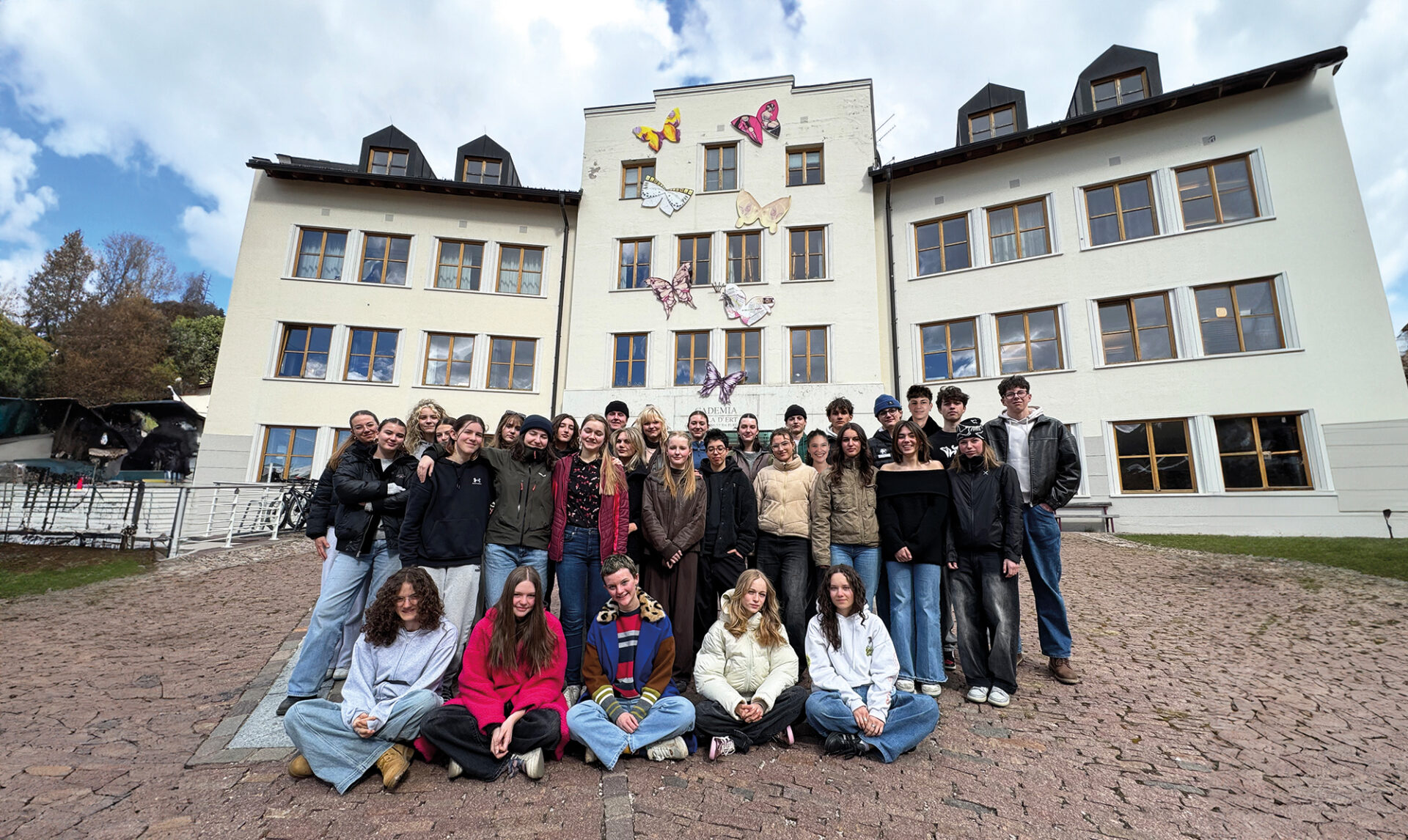 Scopri di più sull'articolo Wie Kunst verbindet – Vorstellung der dreisprachigen Mai-Ausgabe der Straßenzeitung zebra. gemeinsam mit der Kunstschule Cademia in St. Ulrich