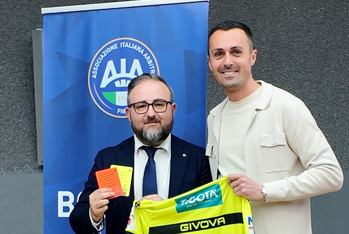 Scopri di più sull'articolo L’arbitro internazionale Marco Di Bello incontra gli arbitri di calcio di Bolzano