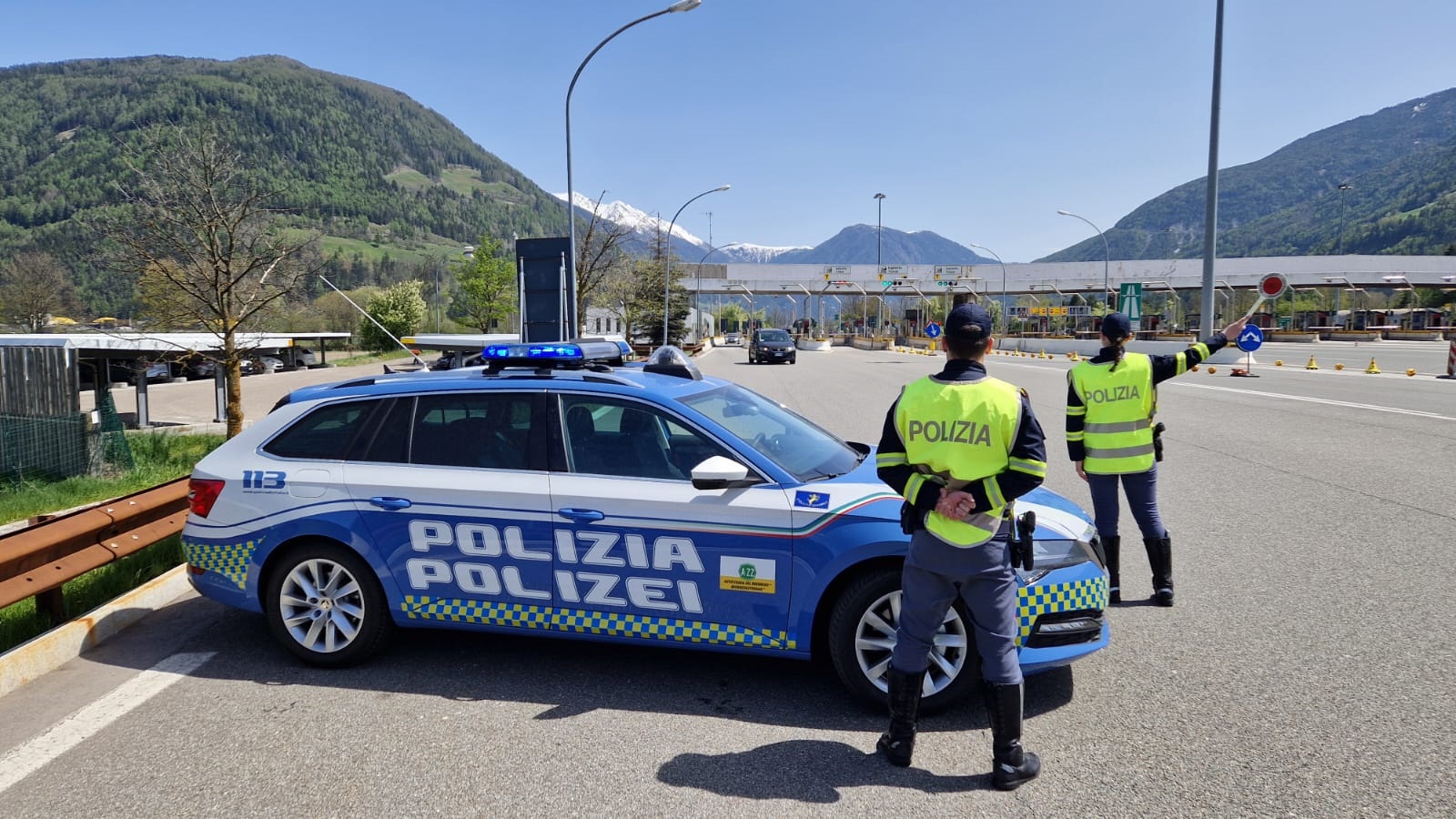 Scopri di più sull'articolo Esame per la patente di guida con l’auricolare, dieci persone denunciate