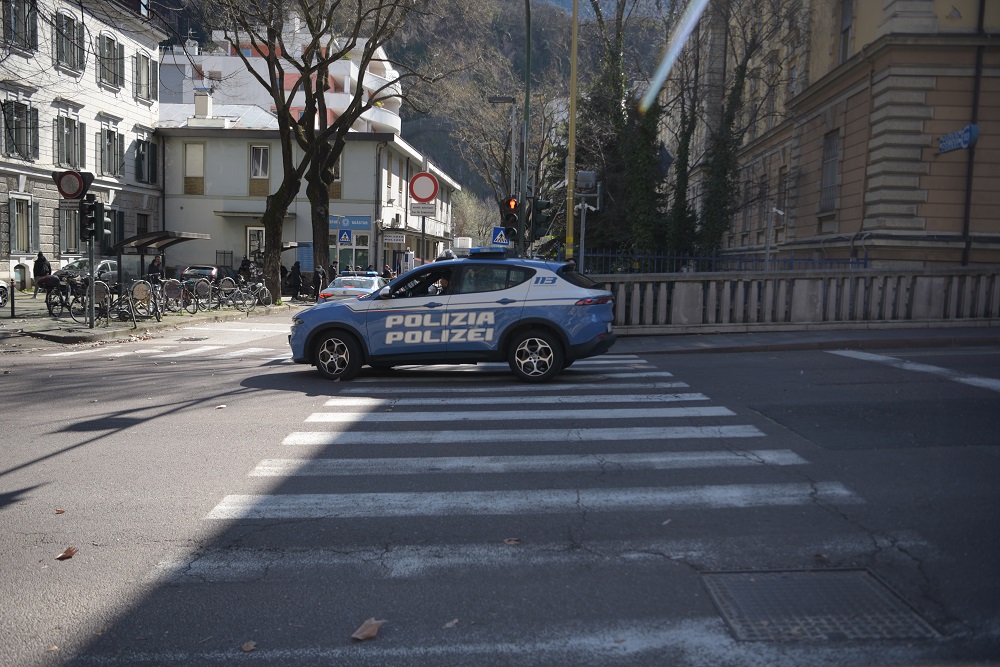 Scopri di più sull'articolo Bolzano. Gruppo di minorenni incappucciati, armati di spranghe, coltelli e catene si danno appuntamento per una violenta rissa
