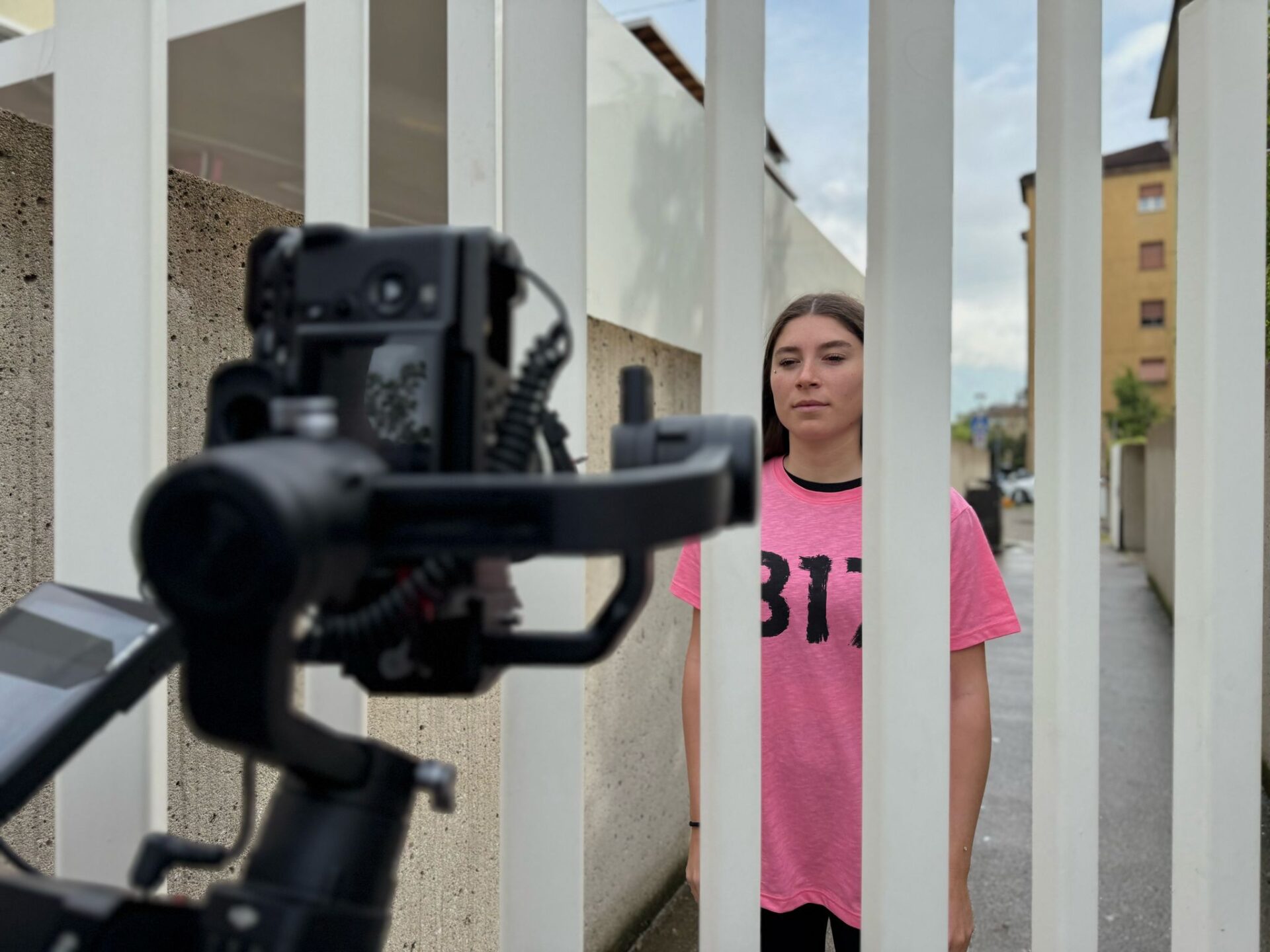 Mehr über den Artikel erfahren Bolzano. I quartieri come set di uno shooting di moda