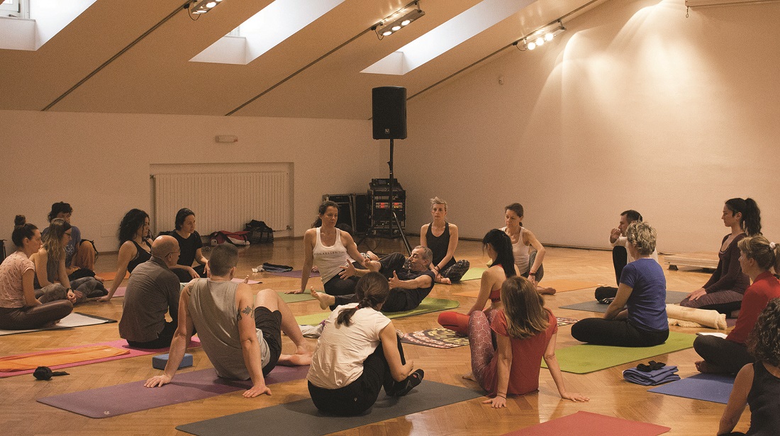 Scopri di più sull'articolo Yoga Meeting Merano, anche quest’anno al Kurhaus con una ricca serie di iniziative  