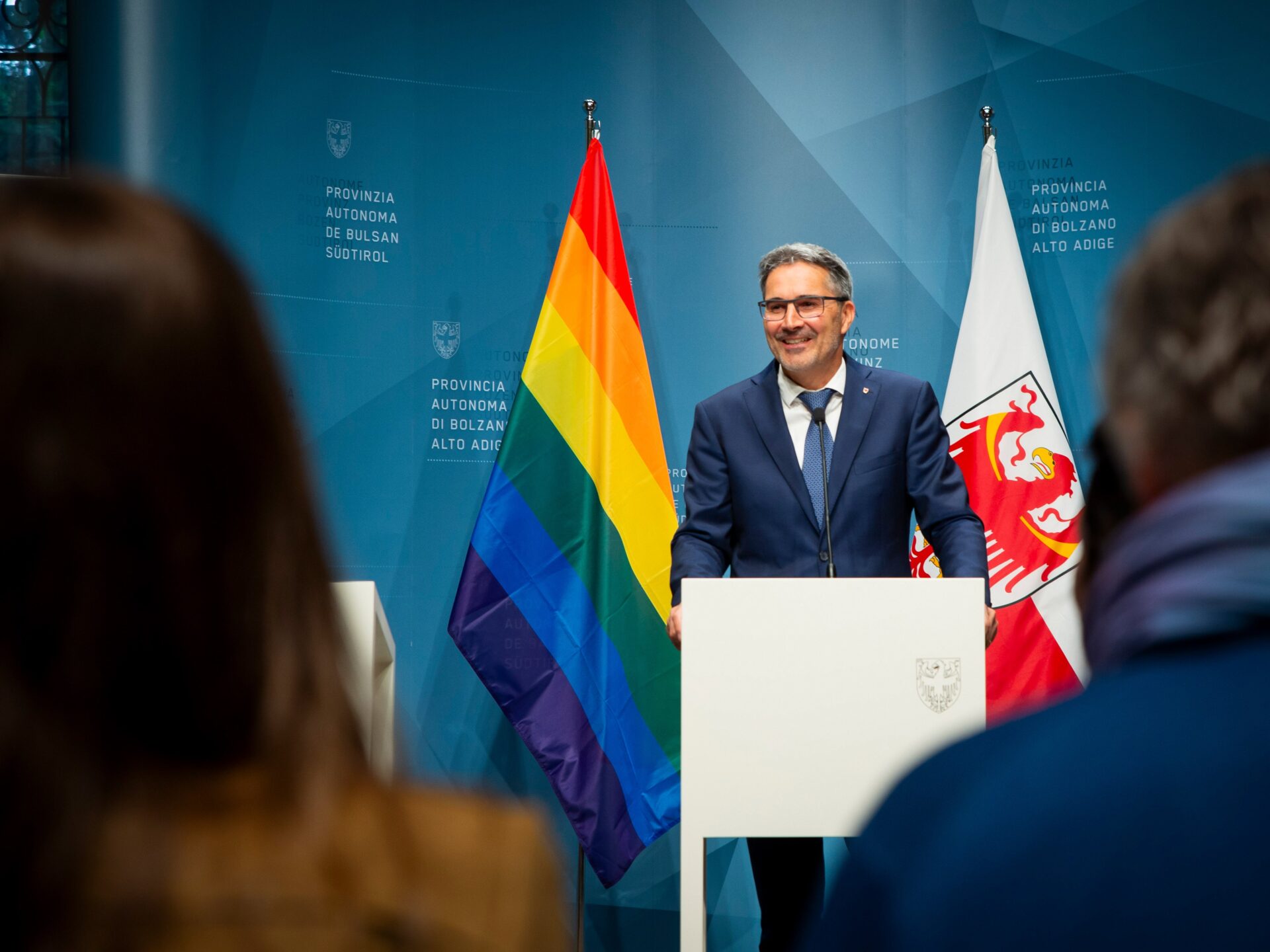 Mehr über den Artikel erfahren La Provincia di Bolzano dà l’esempio contro l’omofobia
