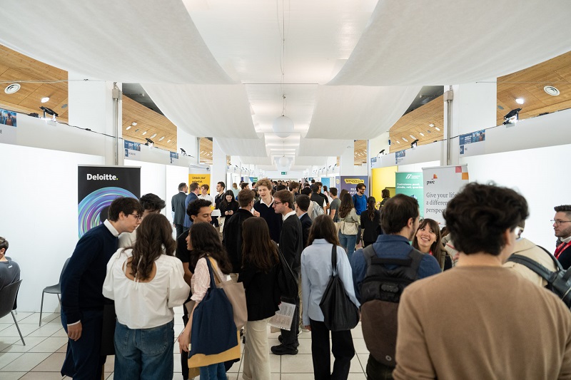 Mehr über den Artikel erfahren UniTrento, centinaia di giovani alla Career Fair per scoprire esperienze e dinamiche del mondo del lavoro