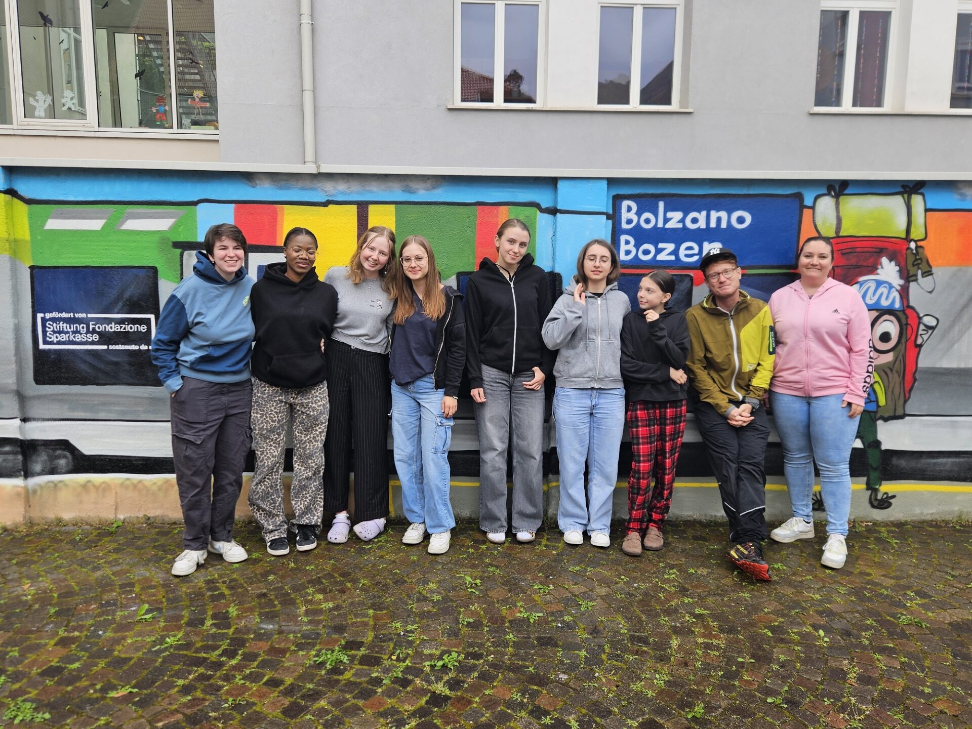 Scopri di più sull'articolo Wunderschöne Graffitimalereien erzählen vom Leben im Schülerheim