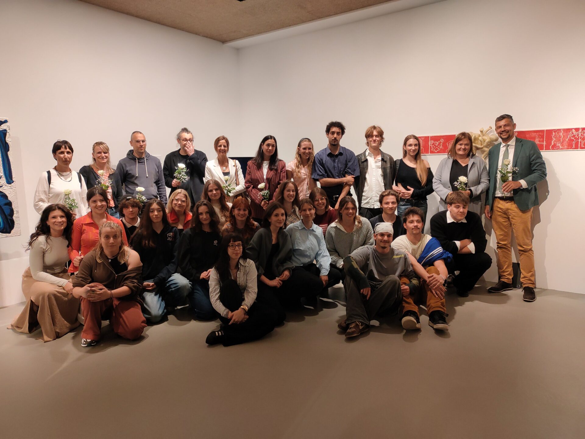 Mehr über den Artikel erfahren Hybrid, la mostra di fine anno del liceo Cademia celebra la creatività