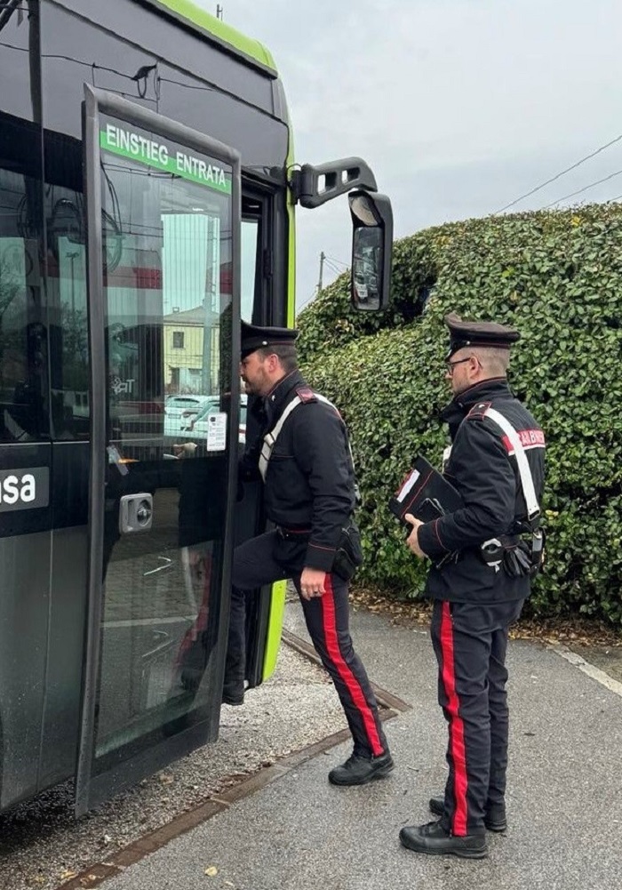Mehr über den Artikel erfahren Lana, rompe un vetro sull’autobus di linea, ferita una donna in stato di gravidanza