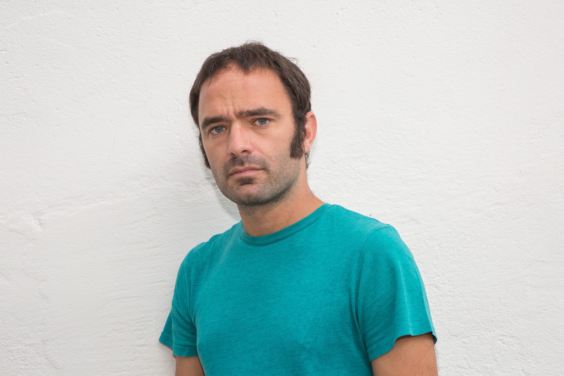Mehr über den Artikel erfahren Nicolò Sordo: in scena al Campania Teatro Festival e Pergine Festival con Hijos de Buddha e Milano Euro Baby