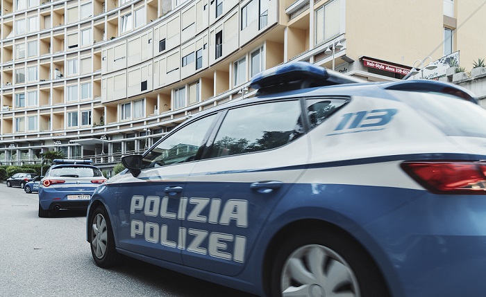Scopri di più sull'articolo Bolzano – In Piazza Verdi minaccia i passanti con un’ascia
