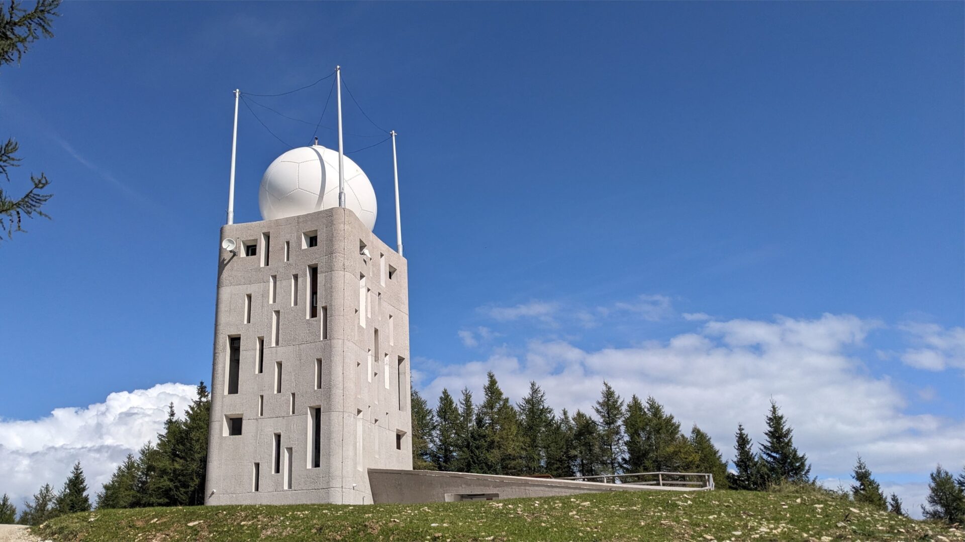 Mehr über den Artikel erfahren Monte Macaion, il 30 maggio inaugurazione ufficiale del nuovo radar