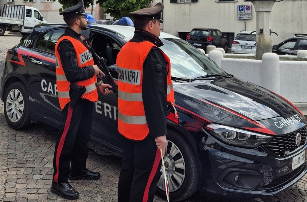 Scopri di più sull'articolo A Bronzolo tre malandrini si arrampicano su un balcone e forzano una finesta, i Carabinieri li beccano  