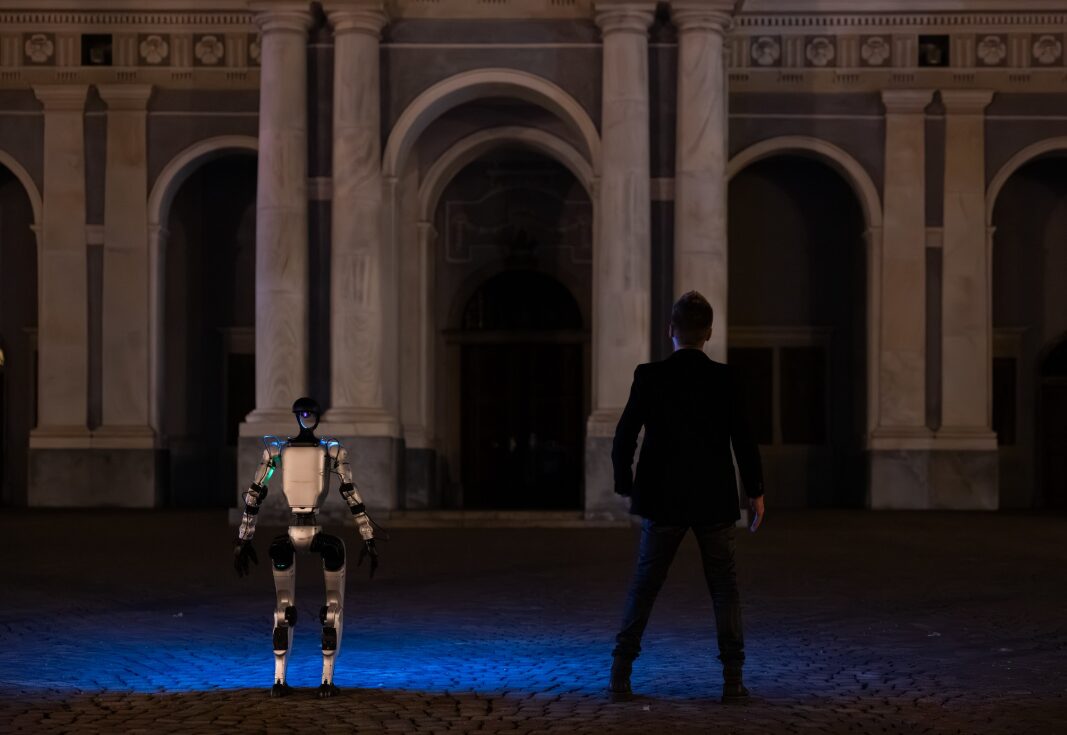 Scopri di più sull'articolo Un Umanoide e una Fiaccola per Illuminare il Futuro