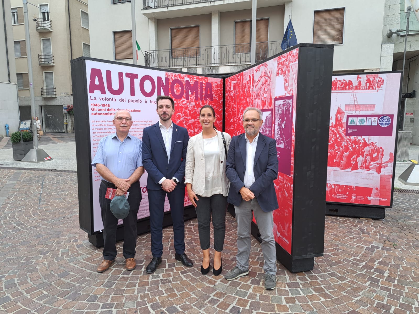 Mehr über den Artikel erfahren Trento. Inaugurata la mostra installazione ‘Autonomia. La volontà del popolo è legge’