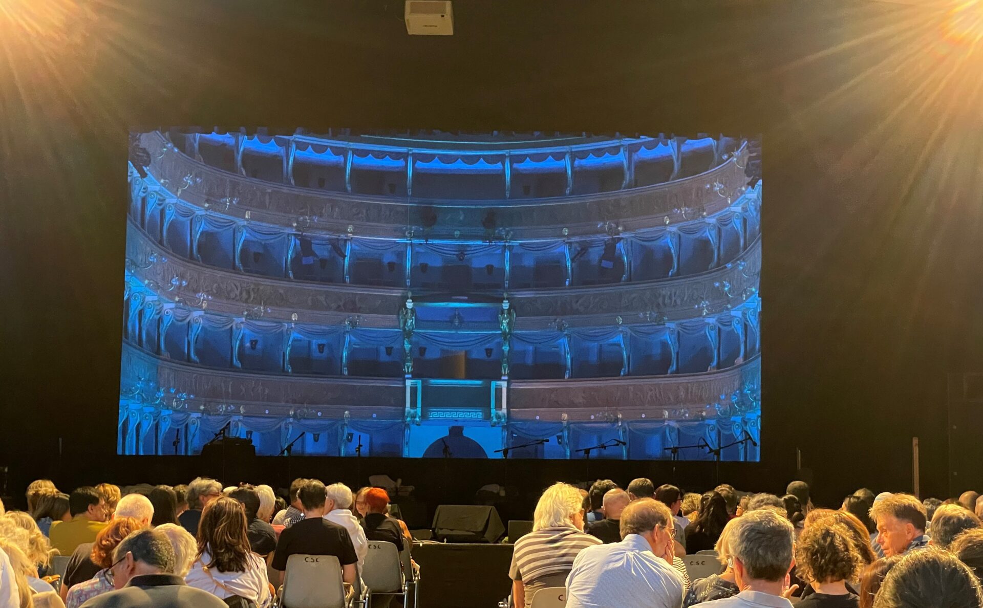 Mehr über den Artikel erfahren Trento. La Stagione estiva del Teatro Capovolto si conclude all’insegna del successo e dei grandi numeri: oltre 8000 le presenze, ben 15 i ‘sold out’