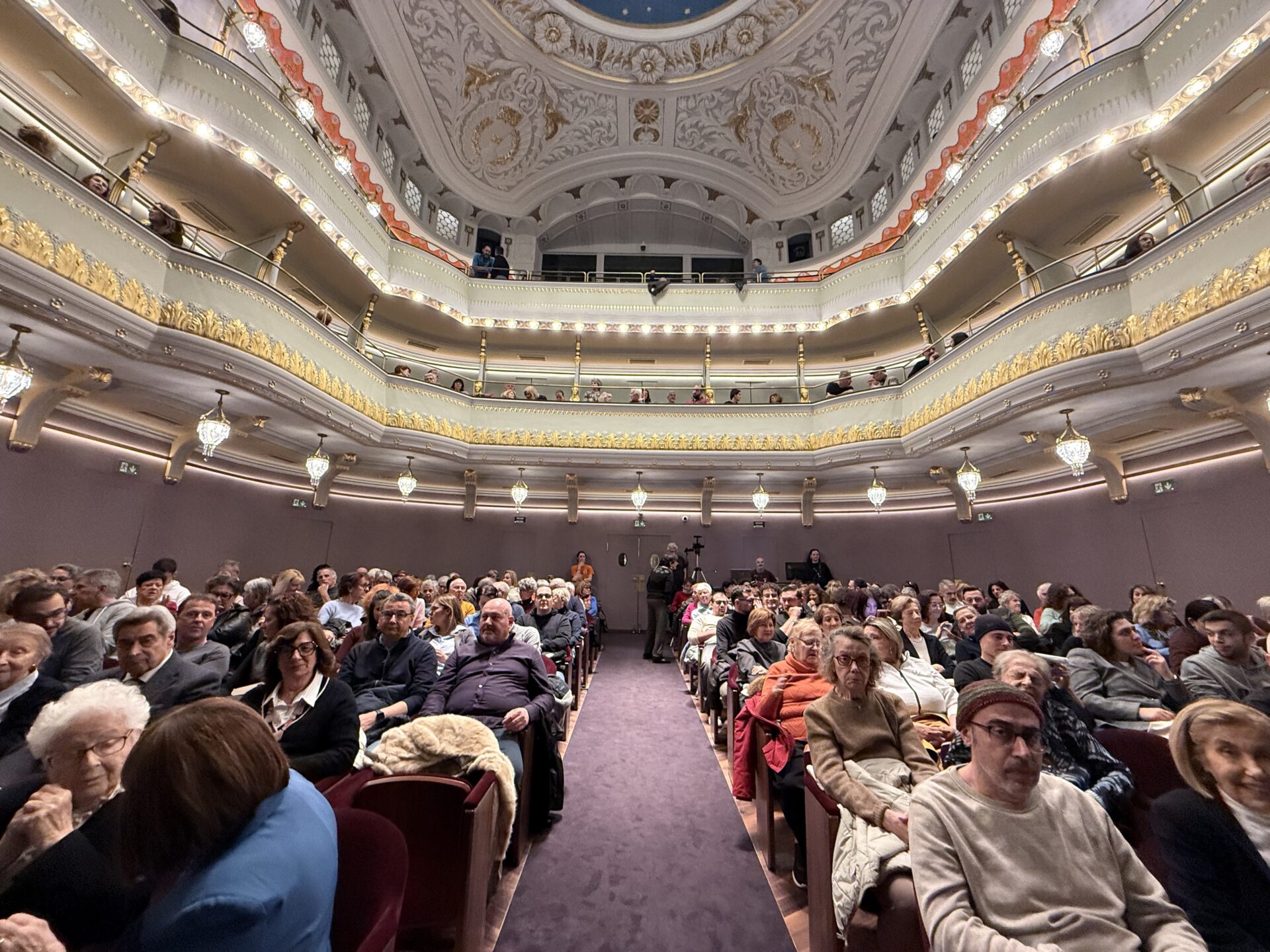 Mehr über den Artikel erfahren Sold out al Teatro Puccini: Merano riabbraccia il suo Piccolo Teatro
