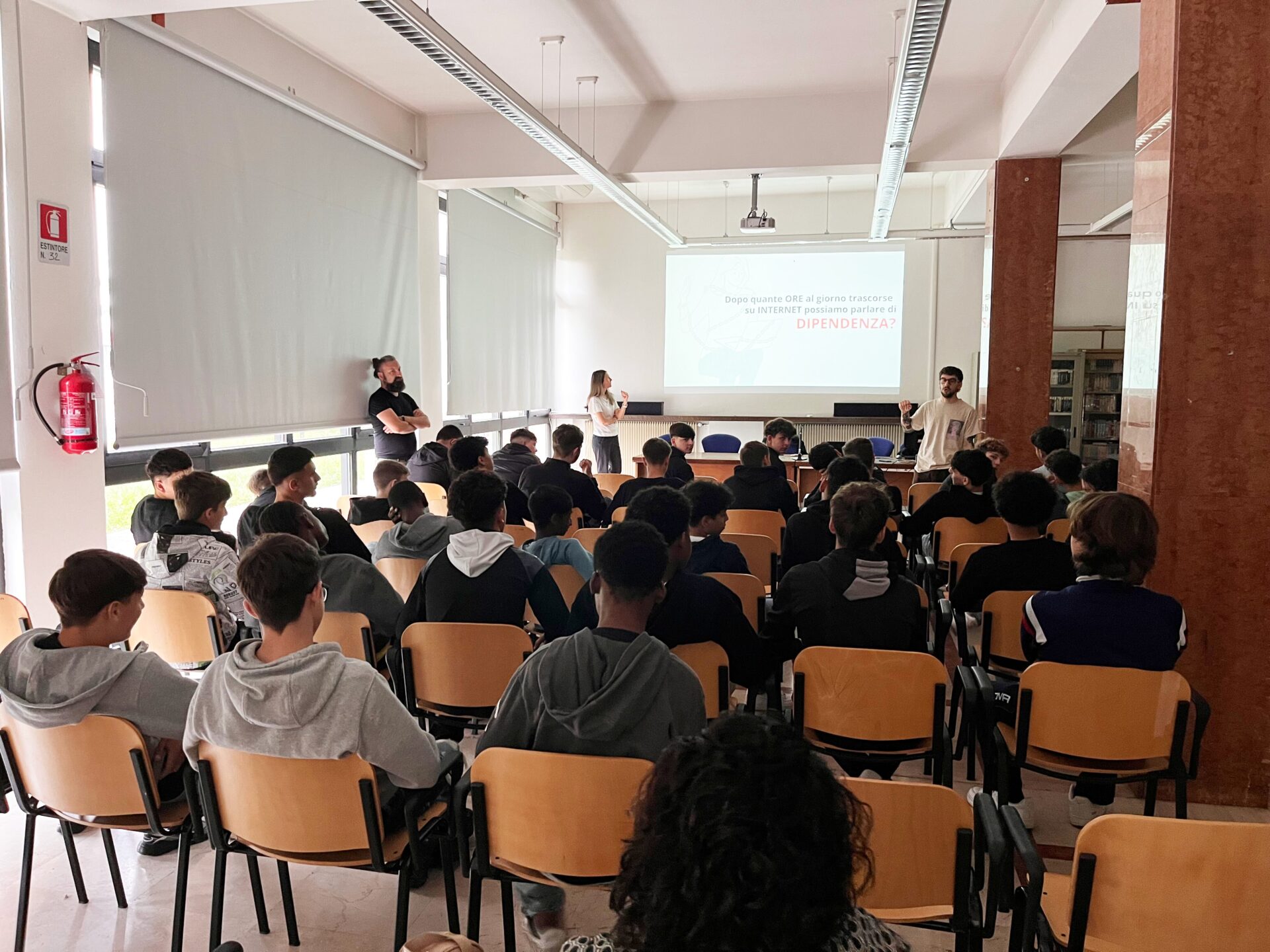 Scopri di più sull'articolo Dalle truffe online ai “fuffa guru”: 1.200 studenti a lezione di digitale e finanza con Volksbank