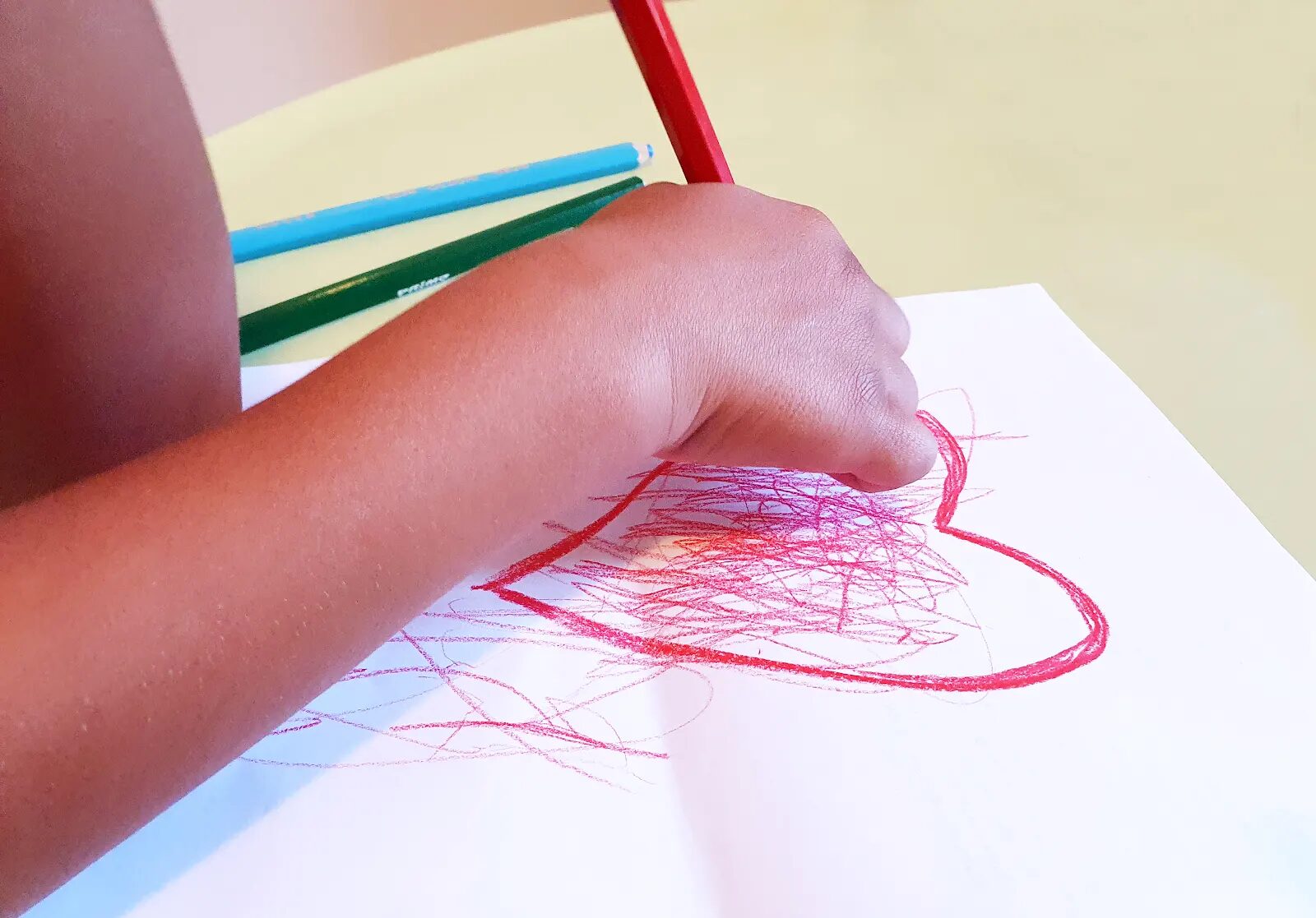 Scopri di più sull'articolo Agosto senza pausa: Meter resta accanto a bambini e famiglie